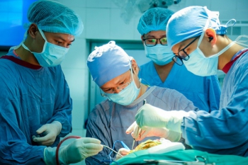 Lần đầu tiên cắt bỏ u tuyến yên bằng 2 cuộc đại phẫu cùng lúc