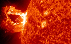 Sóng xung kích từ Mặt Trời đã mở ra một vết nứt trong từ trường của Trái đất