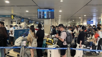 Sân bay Tân Sơn Nhất đông nghẹt người về quê đón Tết