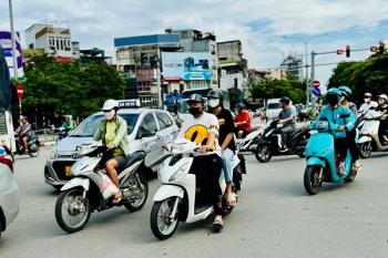 21/7 Hà Nội ngày nắng, chiều tối và đêm mưa dông