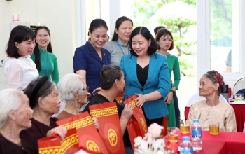 Đồng chí Bùi Thị Minh Hoài thăm, tặng quà Trung tâm Nuôi dưỡng và Điều dưỡng người có công số II Hà Nội