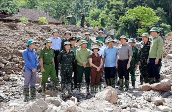 Phó Thủ tướng Trần Lưu Quang kiểm tra khắc phục hậu quả lũ quét tại tỉnh Điện Biên