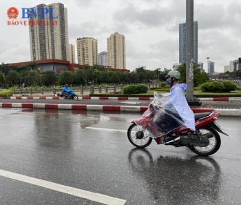 Hai ngày cuối tuần Bắc Bộ tiếp diễn mưa dông, Trung Bộ ngày nắng nóng