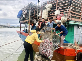 Quảng Bình: Mở rộng mô hình ngư dân mang rác về bờ