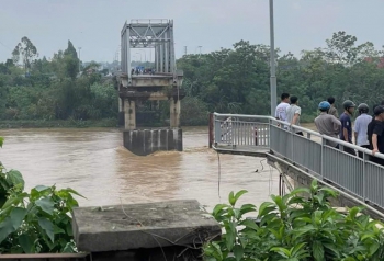 Sập cầu Phong Châu ở tỉnh Phú Thọ