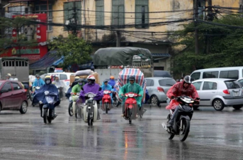 Mưa trải dài từ Bắc vào Nam, lũ trên các sông xuống chậm