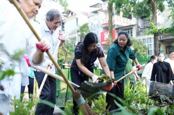 Bí thư Thành uỷ Hà Nội cùng người dân xuống đường dọn vệ sinh môi trường sau bão số 3