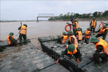 Vụ sập cầu Phong Châu: Lắp đặt cầu phao dã chiến phục vụ đi lại của người dân