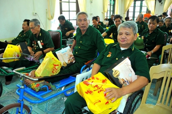 Trình Chủ tịch nước giữ nguyên mức tặng quà người có công dịp Tết Nguyên đán Ất Tỵ