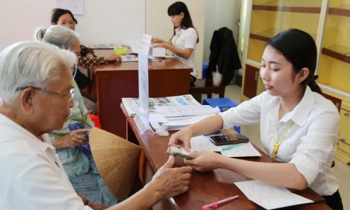 Thẩm quyền quyết định chi trả mức trợ cấp xã hội, tạm dừng trợ cấp xã hội