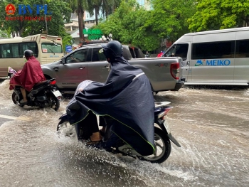 Áp thấp nhiệt đới có thể mạnh lên thành bão, Miền Bắc và Bắc miền Trung mưa lớn