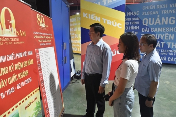 Phó Thủ tướng Mai Văn Chính thị sát các gian hàng tại Triển lãm '80 năm hành trình Độc lập - Tự do - Hạnh phúc'