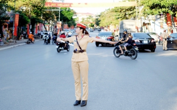 Đang điều tiết giao thông, CSGT tránh dừng xe để kiểm soát, xử lý vi phạm