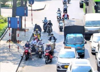 Bắc Bộ ngày nắng, Nam Bộ mưa dông về chiều tối