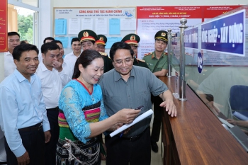 Thủ tướng kiểm tra trung tâm phục vụ hành chính công tại xã miền núi Thanh Hóa