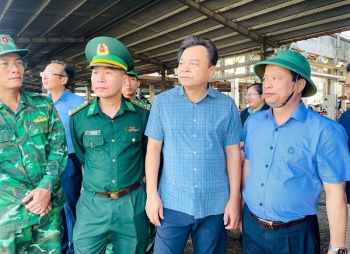 Bão số 13 giật cấp 17 tiến gần đất liền, phải hoàn thành sơ tán dân trước 12 giờ ngày 6/11