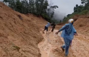 Sạt lở miền Trung làm 6 người chết, 5 người mất tích, hàng chục người bị thương