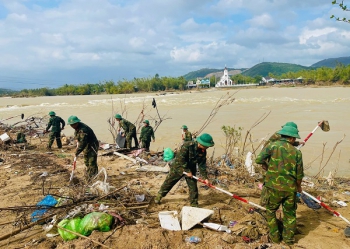Gần 9.000 cán bộ, chiến sĩ Quân khu 5 dốc sức khắc phục mưa lũ tại Đắk Lắk