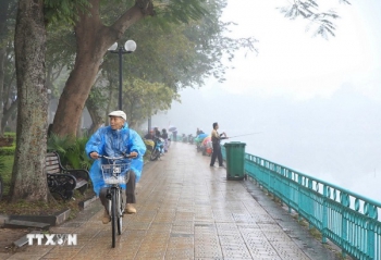 Miền Bắc trưa chiều nắng ấm, Trung Bộ tiếp tục mưa lớn