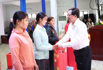 Phó Thủ tướng Hồ Quốc Dũng thăm, tặng quà Tết gia đình chính sách, công nhân khó khăn tại Gia Lai