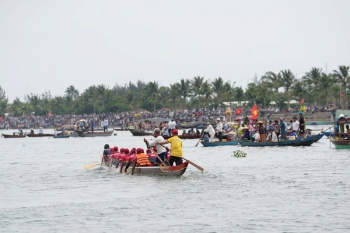 Sôi động hội đua thuyền ở Đà Nẵng, hội vật làng Sình ở Huế