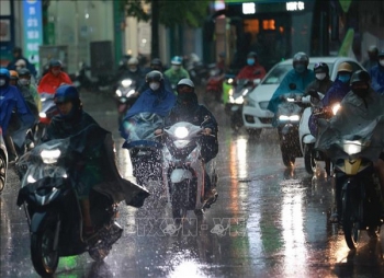 Không khí lạnh yếu cơn mưa Bắc Bộ, nắng nóng Trung Bộ còn kéo dài đến 17/4