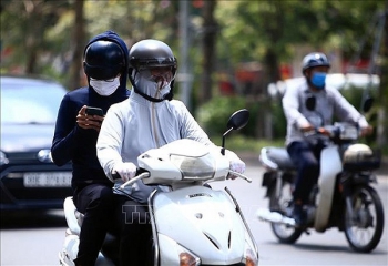 Bắc Bộ và Trung Bộ nắng nóng cục bộ, đề phòng dông lốc về chiều tối