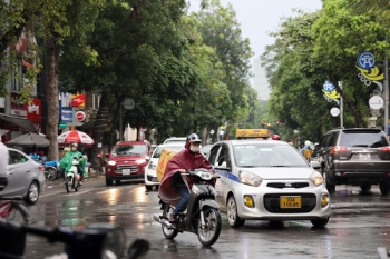 Mưa lớn gia tăng ở Bắc Bộ, cảnh báo thời tiết nguy hiểm trên biển