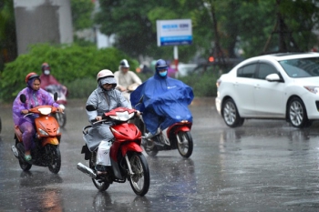Mưa dông bao trùm nhiều khu vực, biển động nguy hiểm