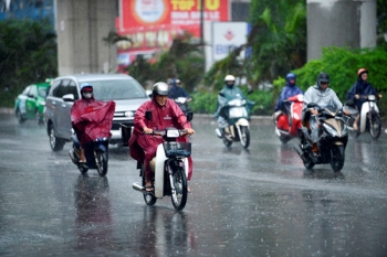 Bắc Bộ mưa lớn diện rộng, cảnh báo lốc xoáy và gió giật mạnh trên biển