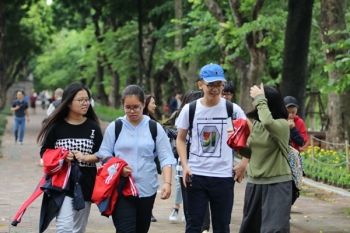 Miền Trung nắng nóng gay gắt, nhiều vùng biển có mưa dông