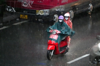Mưa lớn bao trùm nhiều khu vực, cảnh báo lốc xoáy và gió giật mạnh trên biển