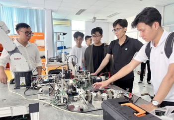 Hoàn thiện cơ chế triển khai học bổng cho người học ngành công nghệ chiến lược