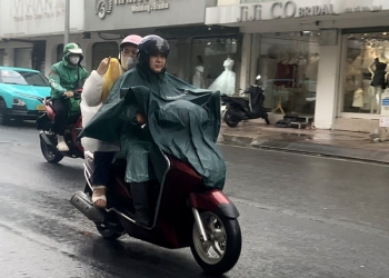 Mưa dông tiếp diễn ở Nam Bộ, biển động mạnh