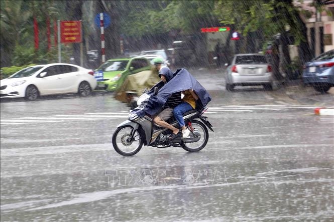 Bão số 8 trên Biển Đông, nhiều khu vực trên cả nước mưa dông
