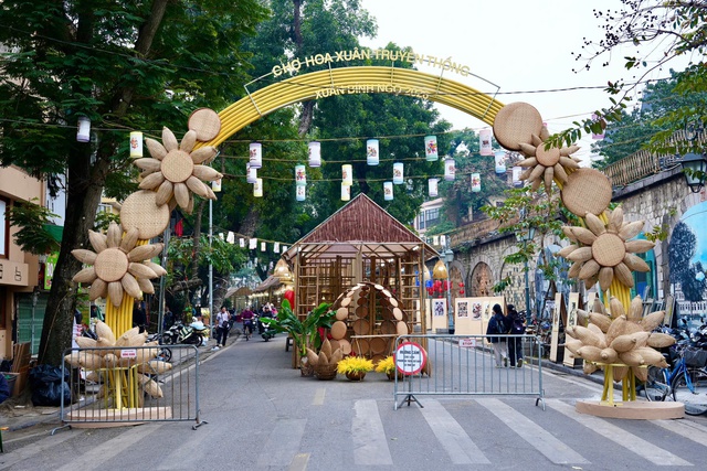 Độc đáo Chợ hoa Xuân Phố cổ Hà Nội đón Tết Bính Ngọ