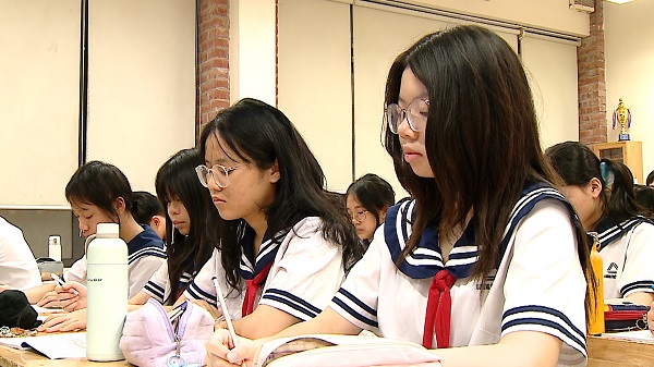 Khi nỗi lo trượt trường mong muốn không còn là chuyện của riêng đề thi