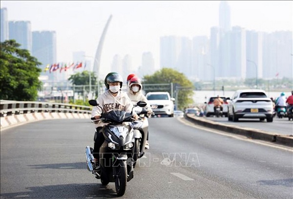 Bắc Bộ mưa giông, Nam Bộ nắng nóng gay gắt