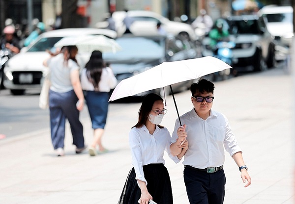 Bắc Bộ mưa lớn từ chiều tối, Trung Bộ tiếp tục nắng nóng gay gắt