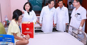 Chủ tịch Ủy ban Trung ương MTTQ Việt Nam tặng quà Trung thu tại Bệnh viện Nhi Trung ương